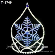 Coroas da representação histórica do Natal da forma com floco de neve center azul